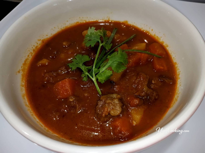 Hausgemachte Rindergulaschsuppe | Traditionelle Suppe