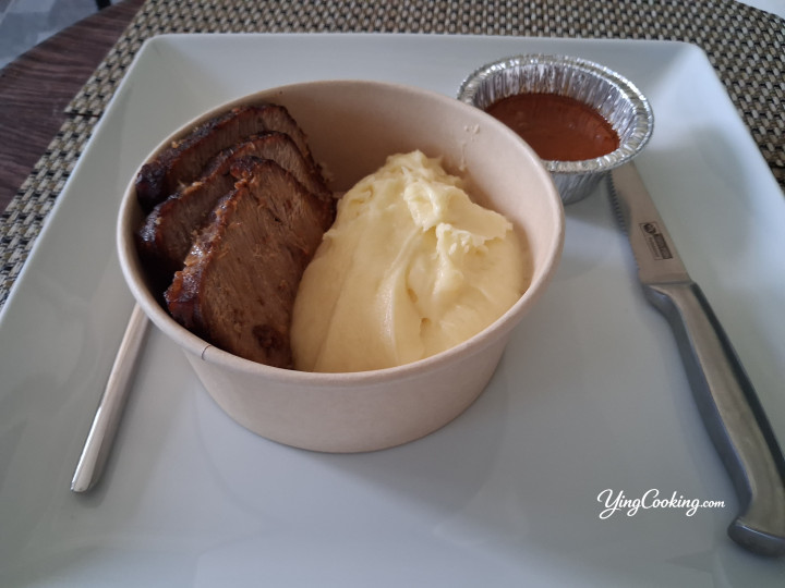 Hausgemachtes Kartoffelpüree mit Schweinebraten in Pattaya